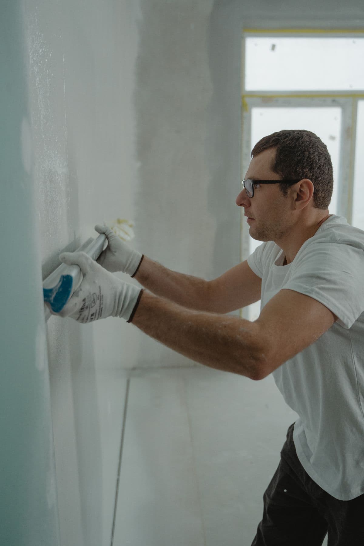 JCT Drywall craftsman applying joint compound